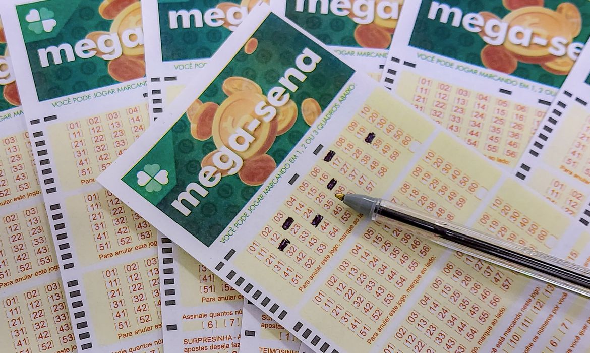 Mega-Sena de R$ 6 milhões atrai apostadores pelo país