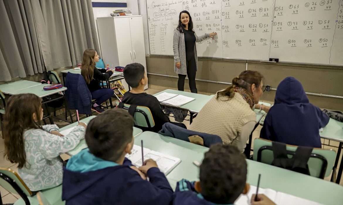 Piso dos professores terá ganho real em 2026