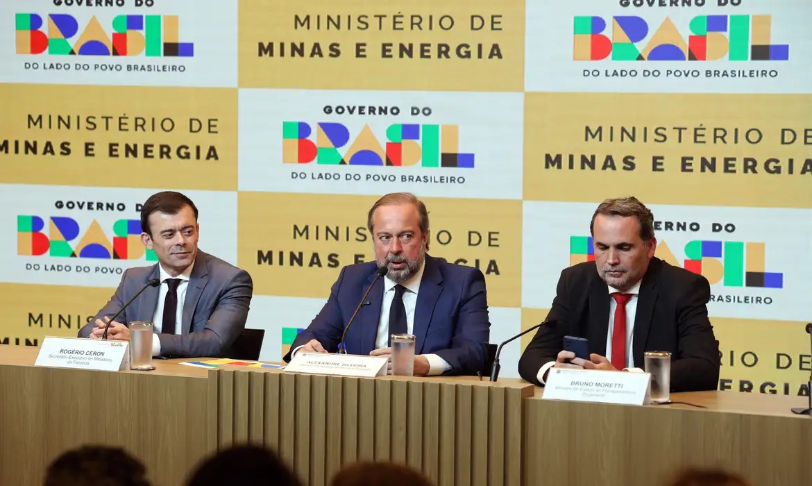 Governo cria subsídio de até R$ 0,89 para conter alta da gasolina e do diesel
