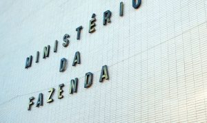 Fazenda eleva previsão da inflação para 4,5% após alta do petróleo causada pela guerra. PIB é mantido em 2,3%.