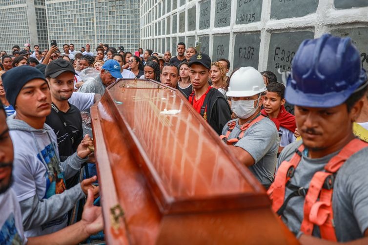 Moradores de favelas rejeitam operações policiais violentas no Rio, aponta pesquisa