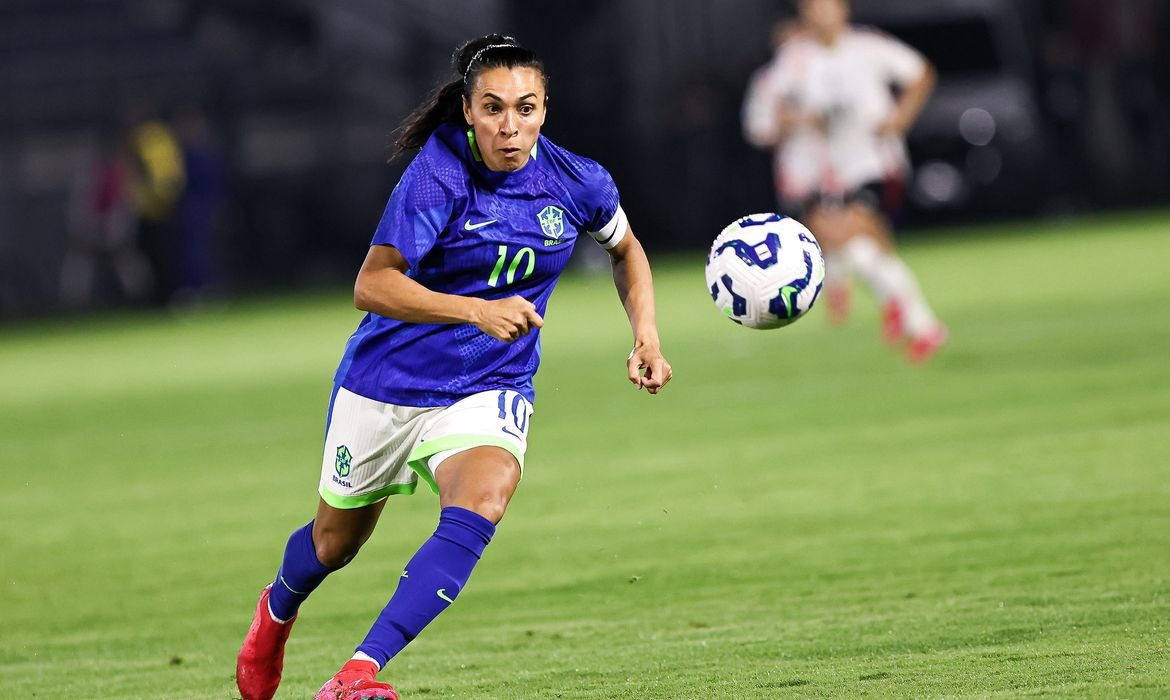 Marta volta à seleção brasileira para amistosos contra os EUA no Brasil