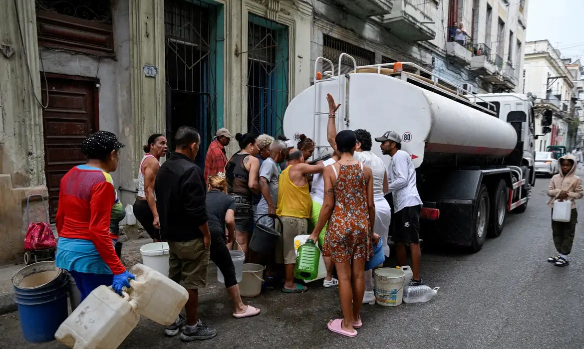 EUA oferecem US$ 100 mi a Cuba e recebem críticas de Havana