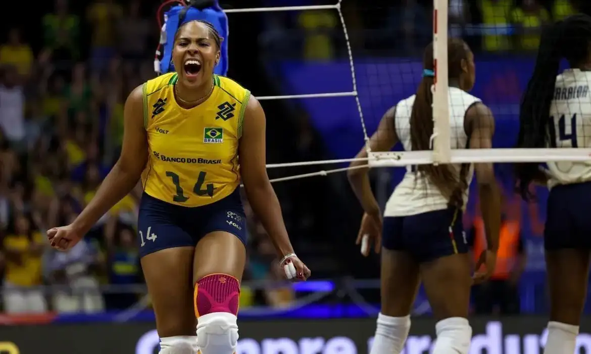 Brasil fecha primeira etapa invicto e mira liderança da competição