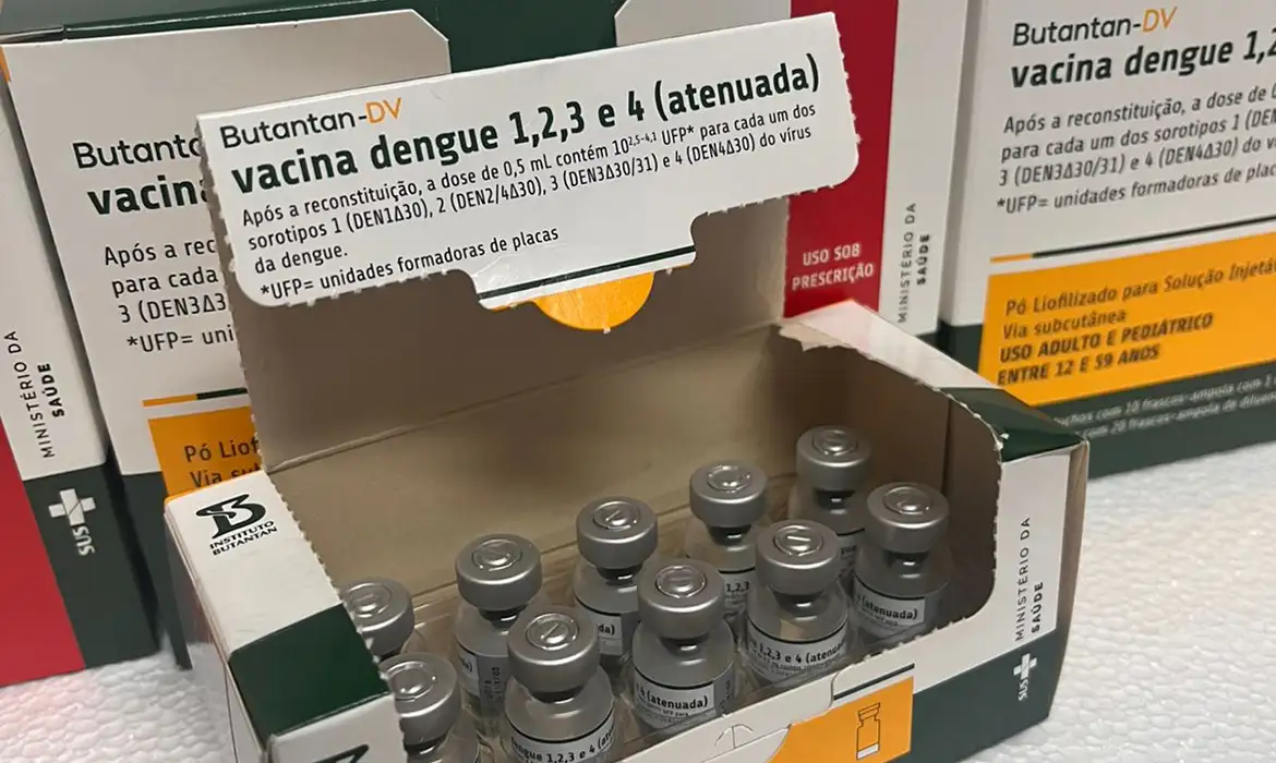Casos adversos levam governo a revisar estratégia de vacinação