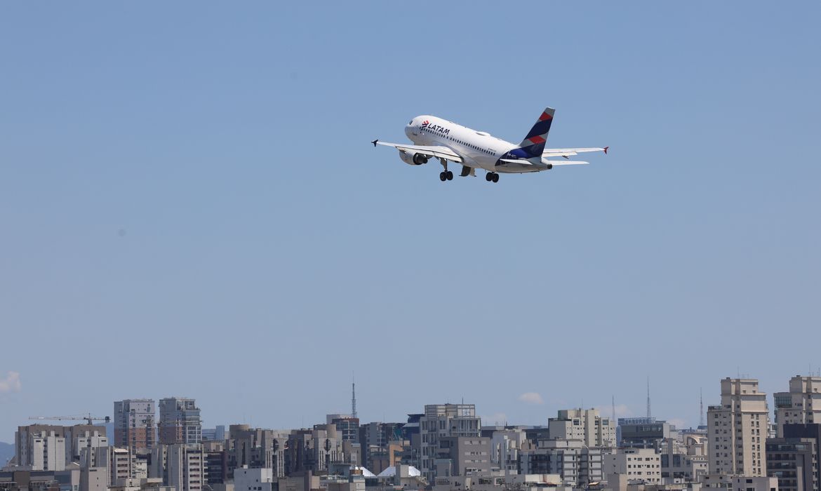 Queda no combustível pode beneficiar companhias aéreas