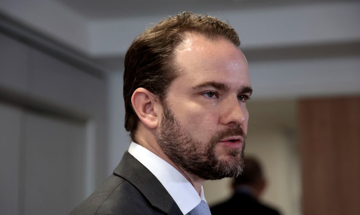 Governo promete cumprir metas fiscais apesar dos juros