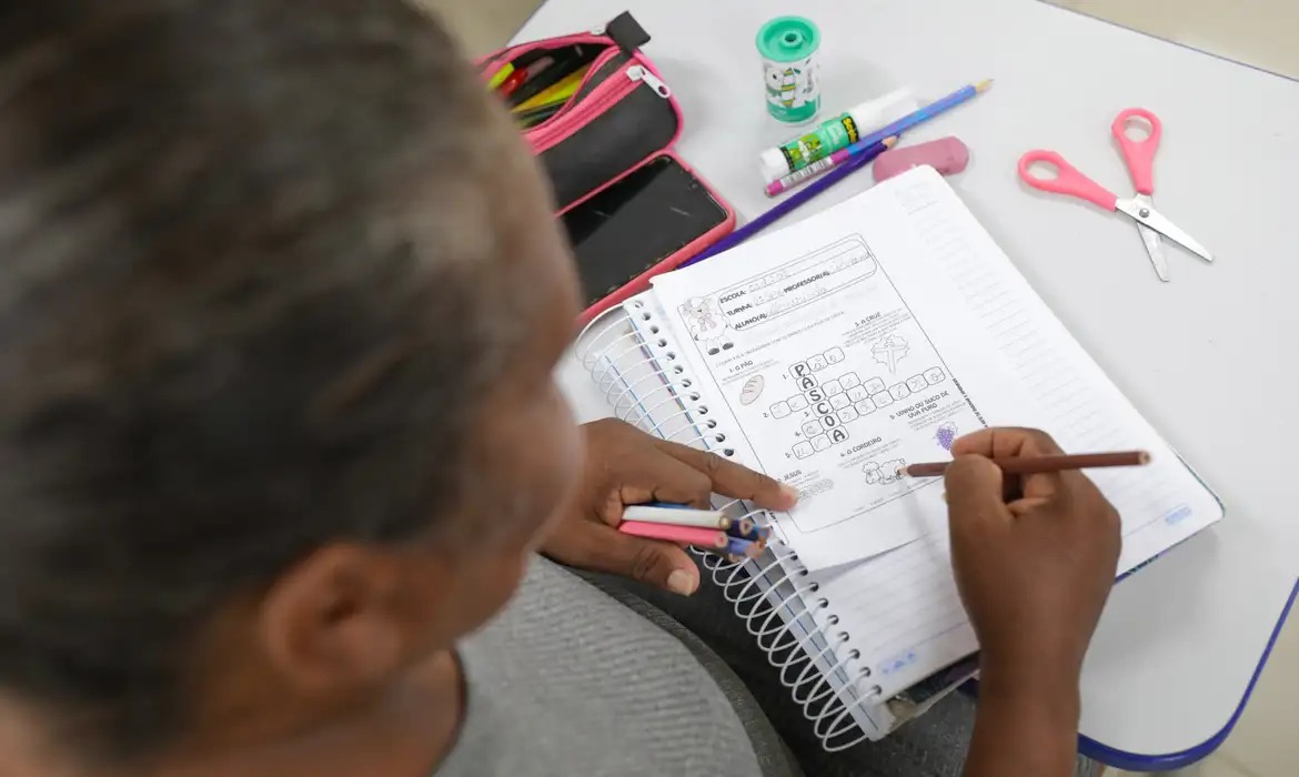 IBGE aponta avanços e desafios na educação brasileira