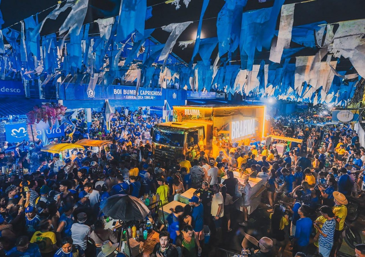 Brahma homenageia Caprichoso após título em Parintins 2026