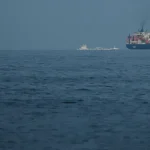Explosões no mar aumentam crise