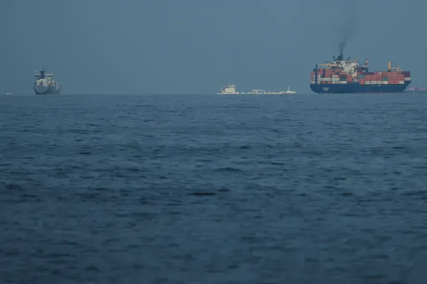 Explosões no mar aumentam crise