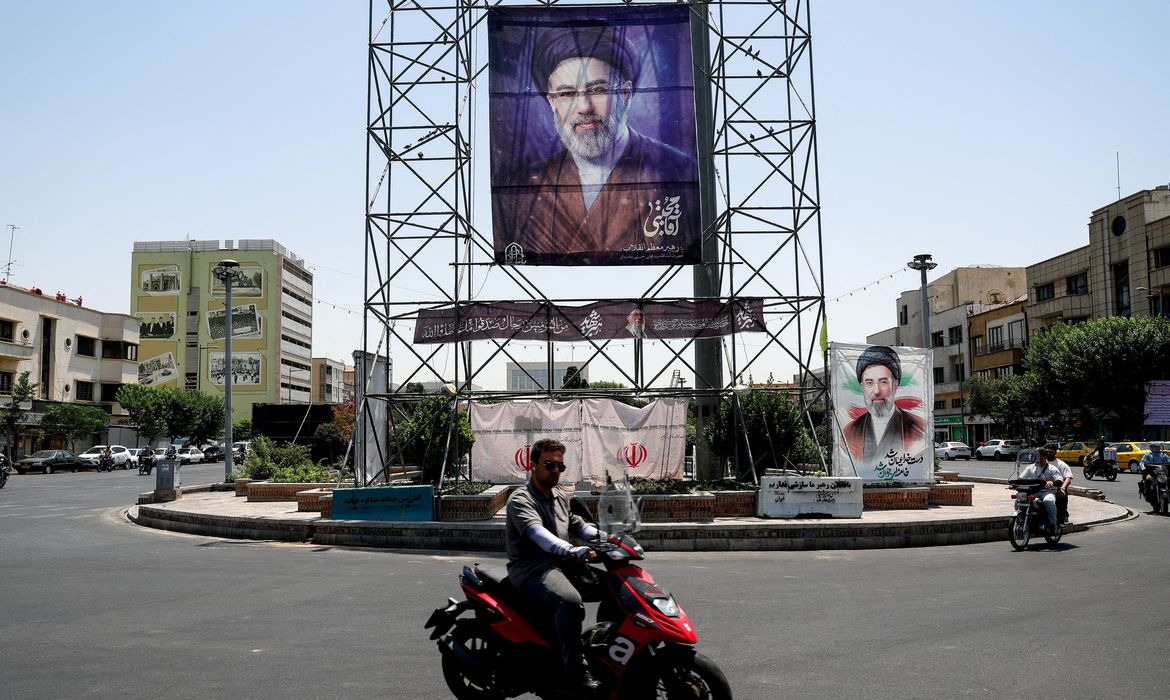 Homenagens a Ali Khamenei reúnem mais de 100 países