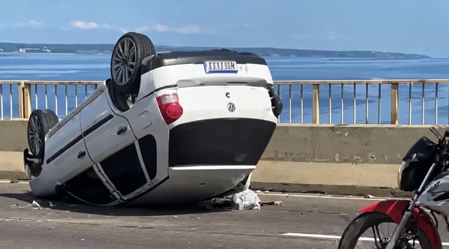 Colisão provoca capotamento na Ponte Rio Negro
