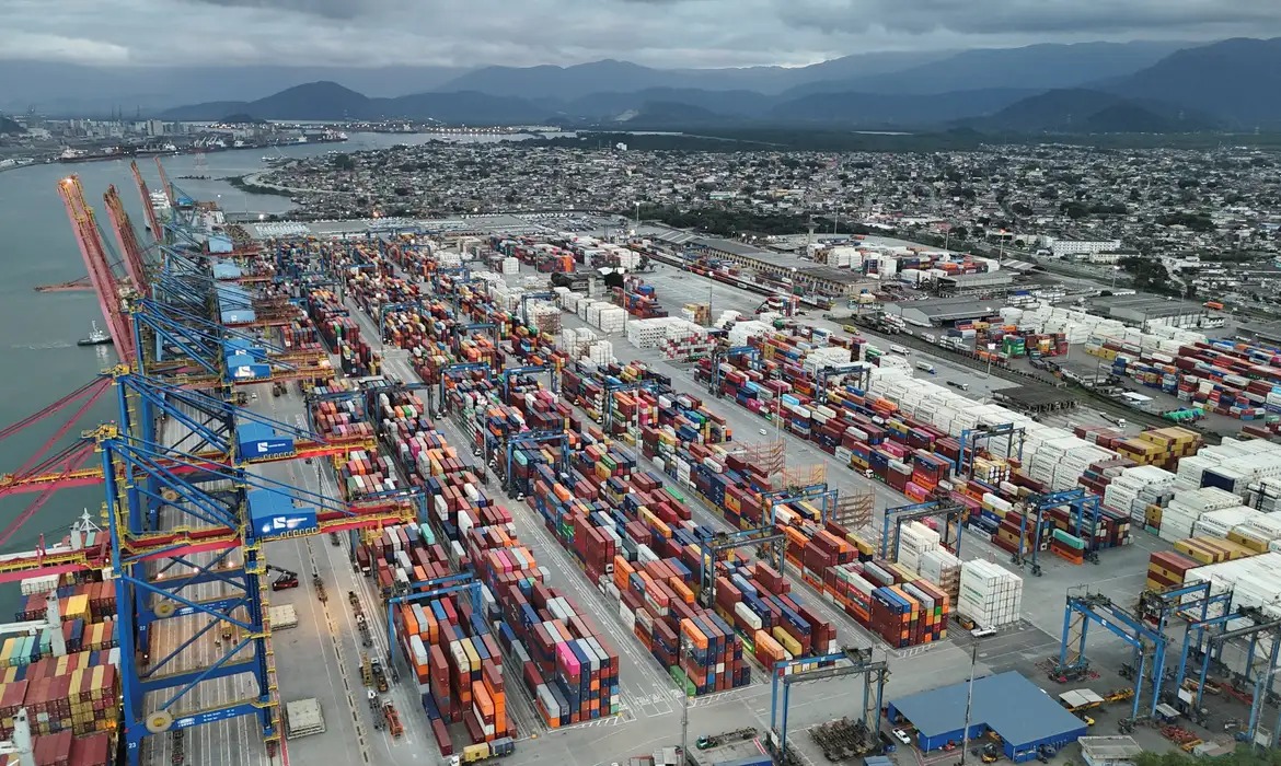 Exportações crescem 24,8% e batem recorde