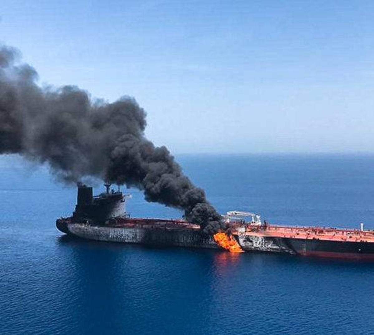 Navios sob ataque no ponto mais crítico do mundo
