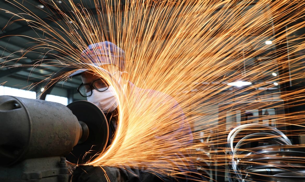 Indústria brasileira desacelera após queda de 1,8% em junho