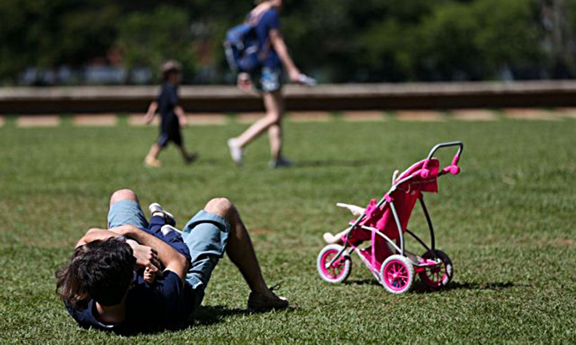 56% das mulheres veem menos presença dos pais