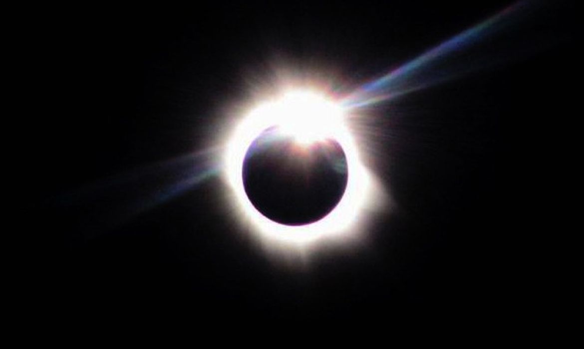 Eclipse solar total atrai astrônomos na Europa