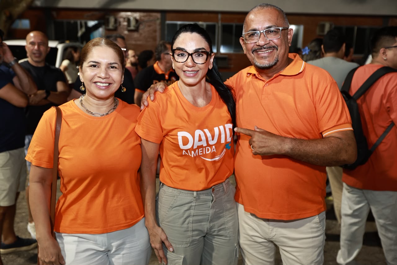 Shádia e David participam de adesivaço em Manaus