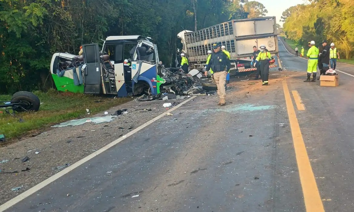 Cinco pessoas sobrevivem a acidente com 23 mortos