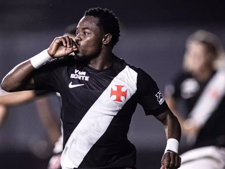 Vasco segura Vitória e vence em São Januário