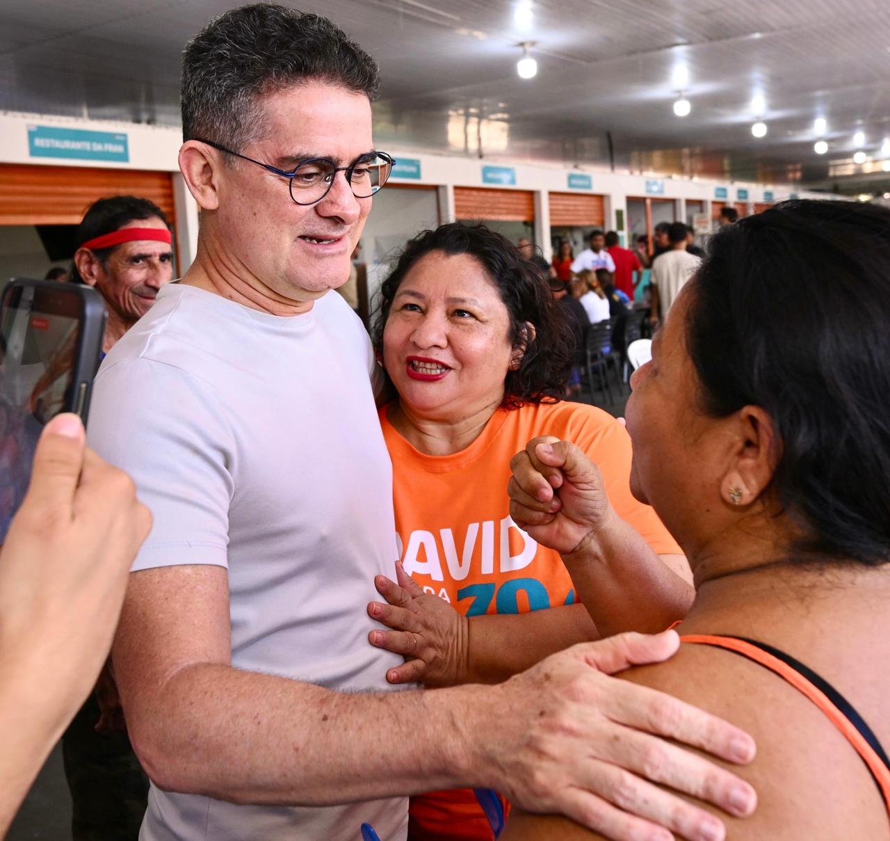 David Almeida conversa com feirantes no São Jorge