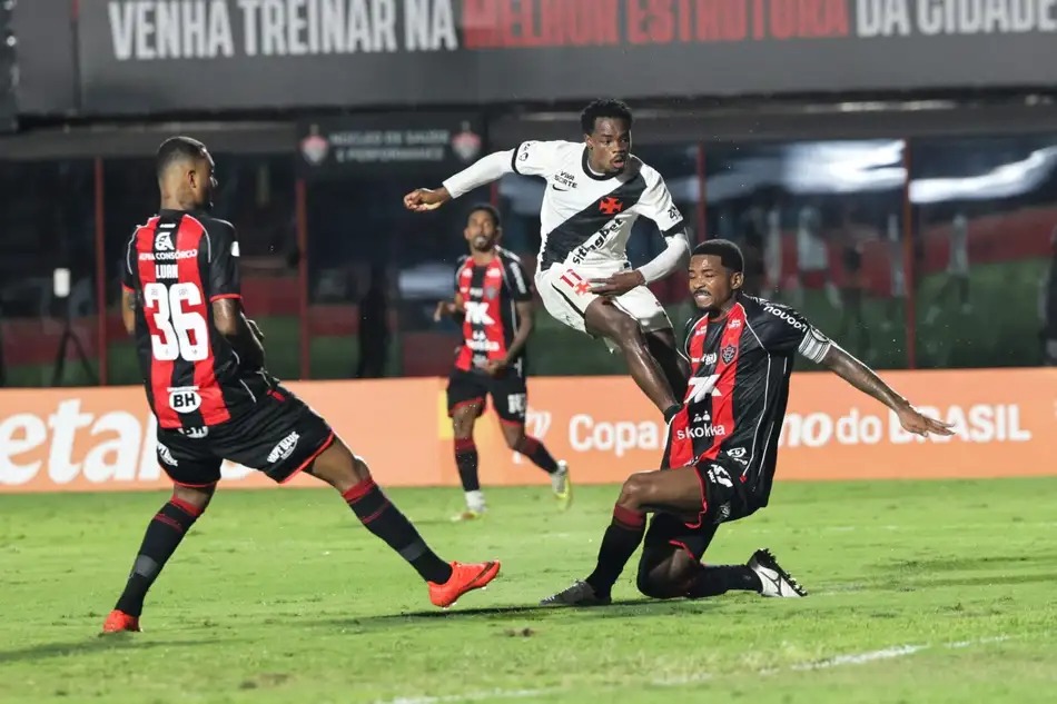 Gómez e Puma garantem vitória do Vasco