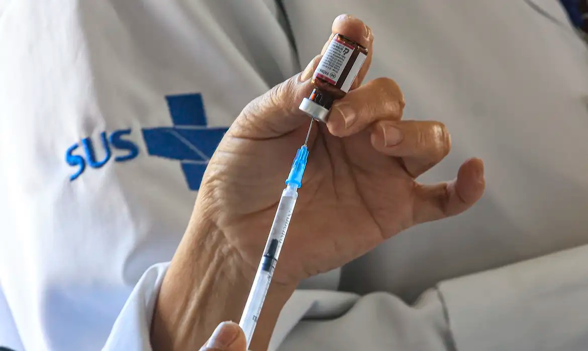 Bactéria causadora da meningite é transmitida por gotículas respiratórias
