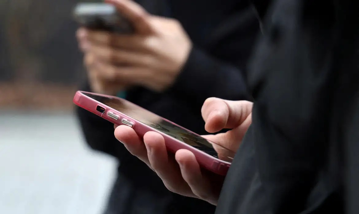 Uma iniciativa criada por um jovem busca ajudar a nova geração de eleitores a compreender melhor o processo eleitoral e a importância da participação nas urnas. A plataforma reúne conteúdos de orientação em linguagem acessível, com foco em dúvidas comuns de adolescentes e jovens que vão votar pela primeira vez.