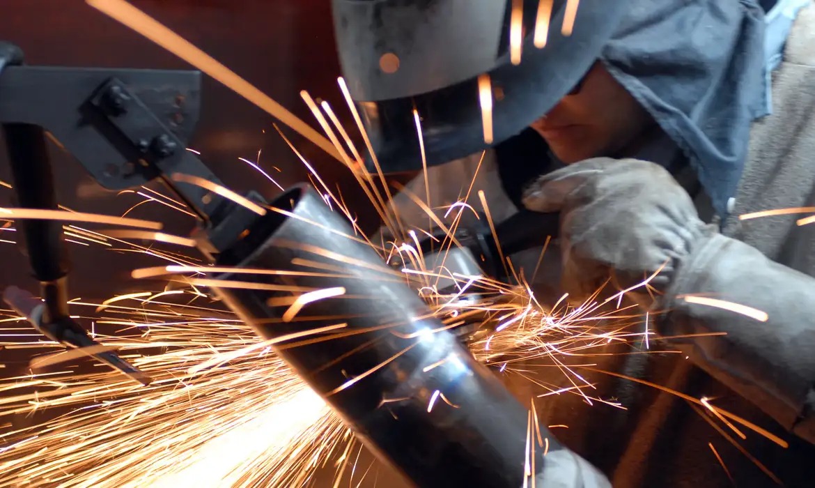 A confiança dos empresários da indústria brasileira voltou a cair em setembro. O Índice de Confiança do Empresário Industrial (Icei) recuou 1,4 ponto, passando de 46,3 pontos em agosto para 44,9 pontos neste mês.
