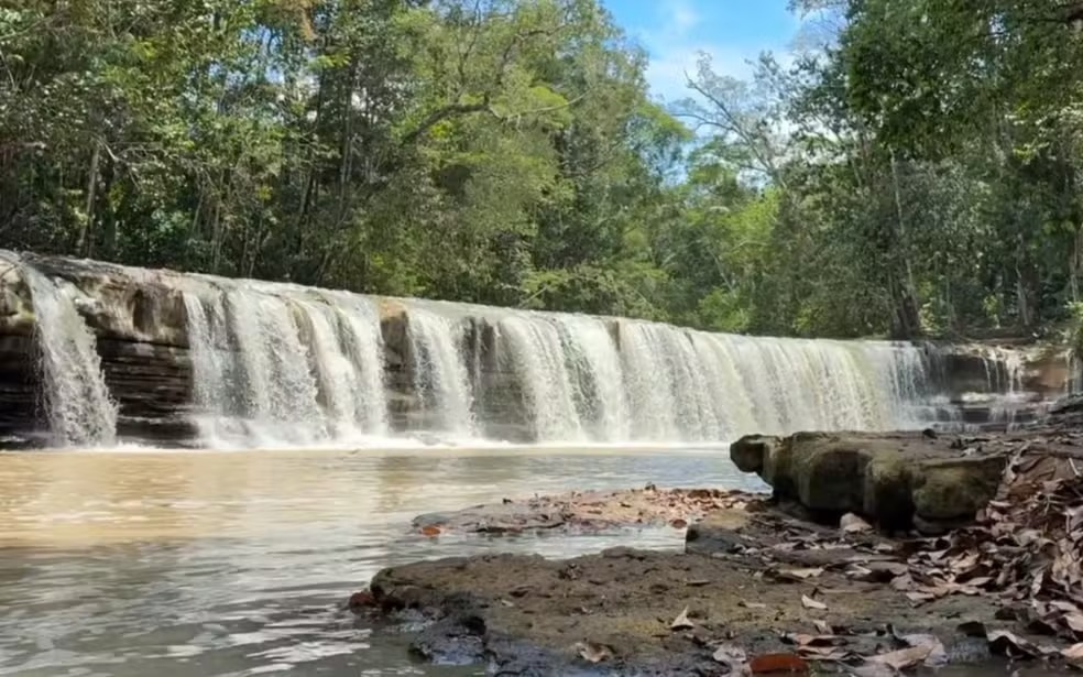 Cachoeira de Presidente Figueiredo muda de cor e preocupa turistas no Amazonas
