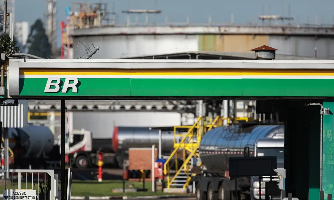 Petrobras adere a subsídio e mantém valor líquido do diesel