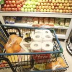 Preço dos alimentos recua e cesta cai em Manaus