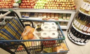 Preço dos alimentos recua e cesta cai em Manaus