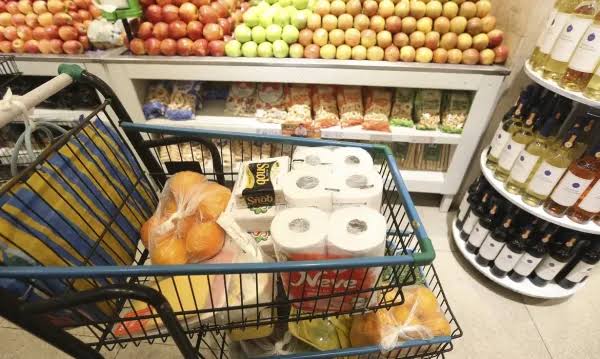 Preço dos alimentos recua e cesta cai em Manaus