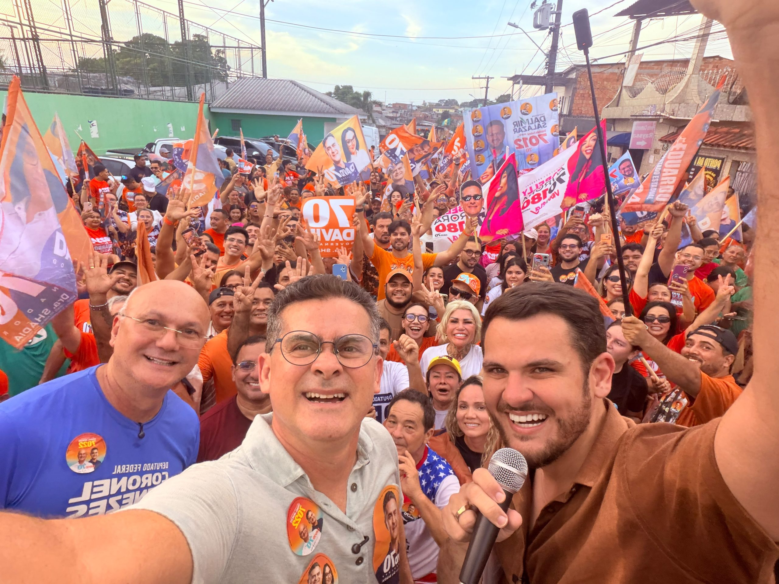 David Almeida cita apoio nas ruas durante caminhada na Redenção